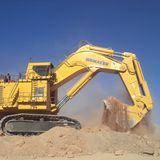 Komatsu PC 8000-6  Der Hochlöffelbagger Komatsu PC 8000-6 landet mit seinen 752 Tonnen auf Platz 7 der größten Bagger der Welt. Mit knapp 17 Metern ist der Japaner etwa doppelt so groß wie ein normales Einfamilienhaus.