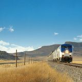 Zug fährt in Steppe