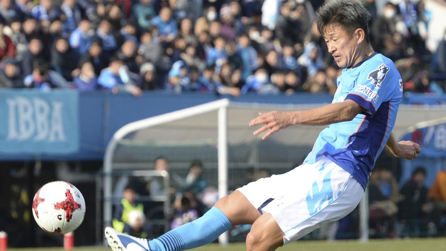 Fußballprofi Kazuyoshi Miura aus Japan in Aktion
