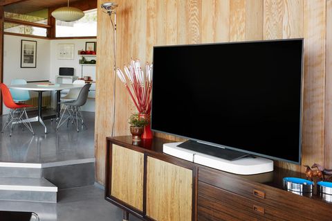 Sonos Playbase steht in einem Wohnzimmer unter dem Fernseher