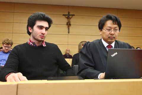Niederlage gegen Facebook: Kläger Anis M. (l.) neben seinem Verteidiger im Landgericht Würzburg.