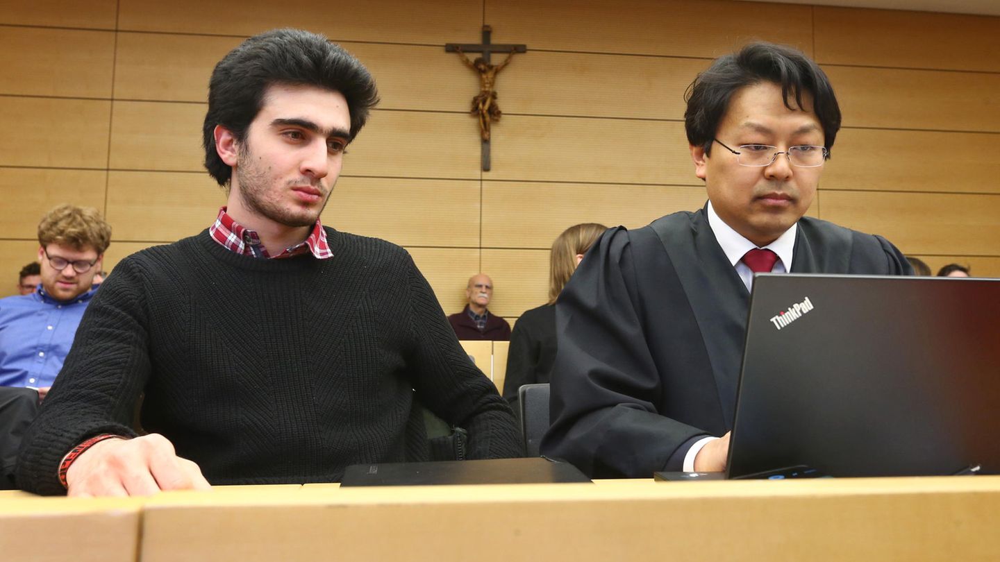 Niederlage gegen Facebook: Kläger Anis M. (l.) neben seinem Verteidiger im Landgericht Würzburg.