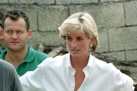 Prinzessin Diana mit weißer Bluse und ihr langjähriger Butler Paul Burrell im Hintergrund.