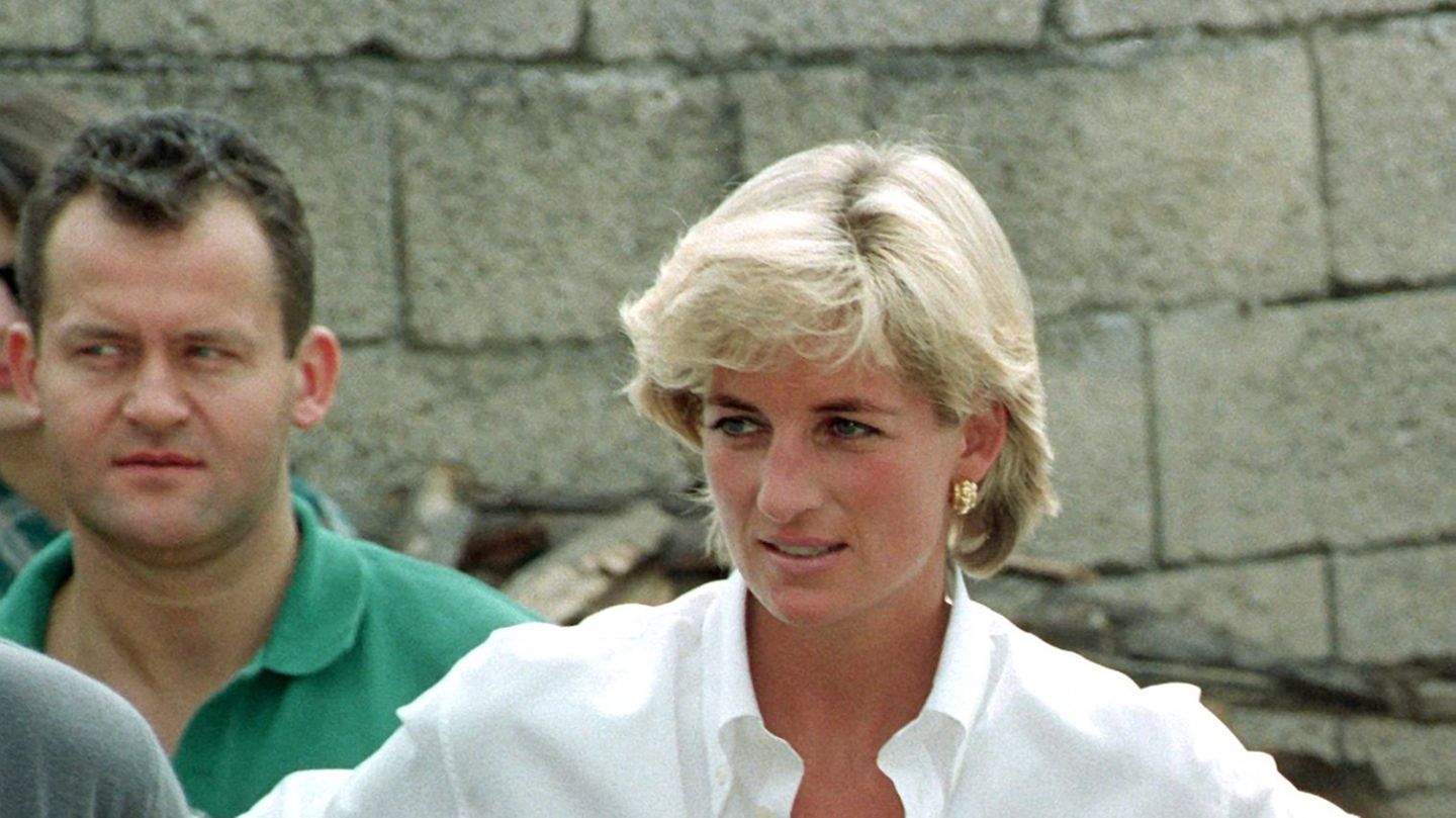 Prinzessin Diana mit weißer Bluse und ihr langjähriger Butler Paul Burrell im Hintergrund.