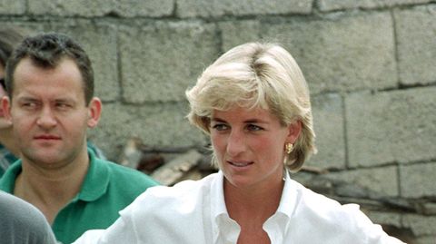 Prinzessin Diana mit weißer Bluse und ihr langjähriger Butler Paul Burrell im Hintergrund.