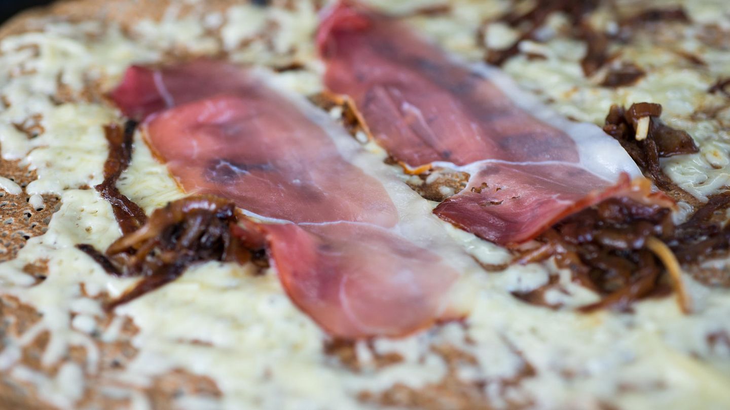 Galette  Crèpe hat wohl jeder schon einmal gegessen. Wie steht es aber um einen Galette? Das ist der herzhafte Verwandte des Crèpe und wird mit Buchweizen gemacht. Besonders beliebt ist er in der Bretagne. 