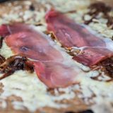 Galette  Crèpe hat wohl jeder schon einmal gegessen. Wie steht es aber um einen Galette? Das ist der herzhafte Verwandte des Crèpe und wird mit Buchweizen gemacht. Besonders beliebt ist er in der Bretagne. 