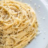 Cacio e pepe  Cacio e pepe zählt wohl zu den einfachsten Pasta-Gerichten überhaupt und wurde bereits vor Hunderten von Jahren in der Provinz Neapel und auch in Rom als Arme-Leute-Essen gern und oft verspeist. Denn Käse, schwarzer Pfeffer und frische Nudeln waren immer zur Hand.  Hier geht's zum Rezept!