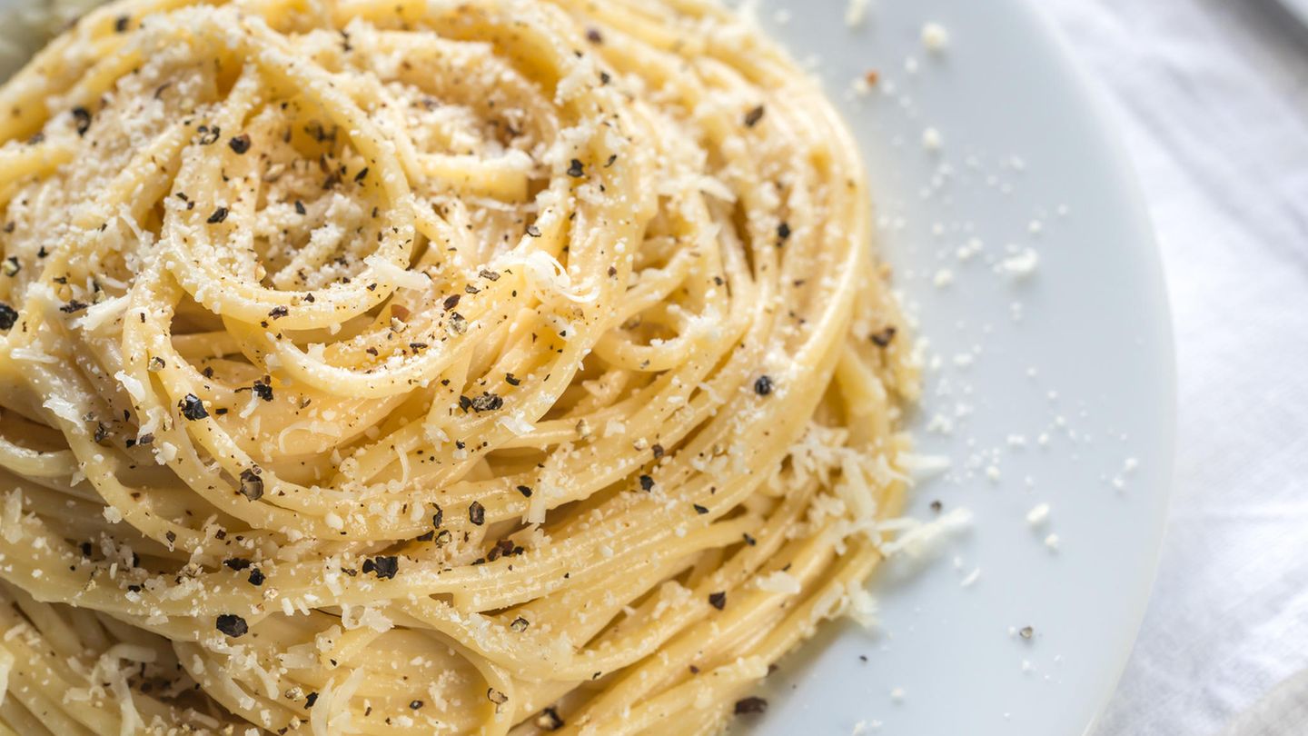 Cacio e pepe  Cacio e pepe zählt wohl zu den einfachsten Pasta-Gerichten überhaupt und wurde bereits vor Hunderten von Jahren in der Provinz Neapel und auch in Rom als Arme-Leute-Essen gern und oft verspeist. Denn Käse, schwarzer Pfeffer und frische Nudeln waren immer zur Hand.  Hier geht's zum Rezept!