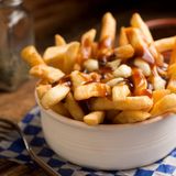 Poutine  Der Traum für jeden Fast Food-Liebhaber: Pommes frites mit Käse und Bratensauce. Gibt es im französischsprachigen Kanada.