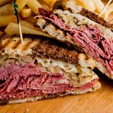 Pastrami-Sandwich  Diesen Klassiker sollte man im legendären Katzs Delicatessen in New York probiert haben.