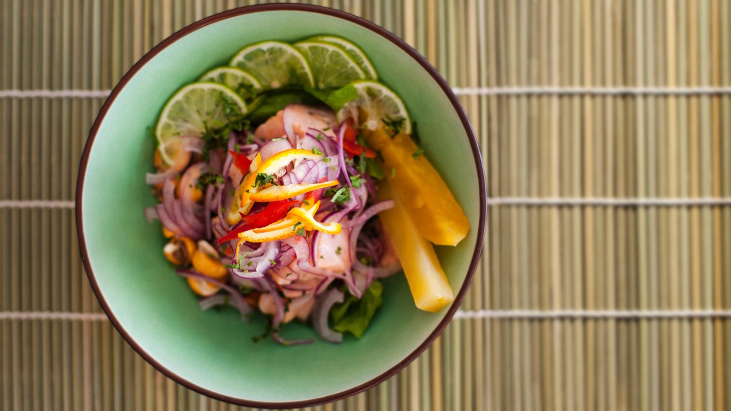 Ceviche  Es soll am besten in Lima, Peru schmecken: Ceviche. Dabei handelt es sich um rohen Fisch, der in Limettensaft kalt gegart wird.  Hier geht's zum Rezept!