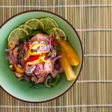 Ceviche  Es soll am besten in Lima, Peru schmecken: Ceviche. Dabei handelt es sich um rohen Fisch, der in Limettensaft kalt gegart wird.  Hier geht's zum Rezept!
