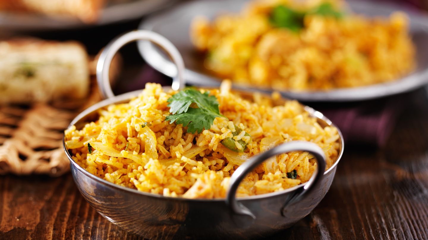 Biryani  Wo könnte dieses Reisgericht besser schmecken als in Indien: Gemüse, mariniertes Fleisch und die richtige Dosis an Gewürzen machen das Biryani perfekt.