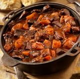Irish Stew  Dieser herzhafte Eintopf mit Lamm, Kartoffeln, Möhren und Starkbier ist unwiderstehlich.