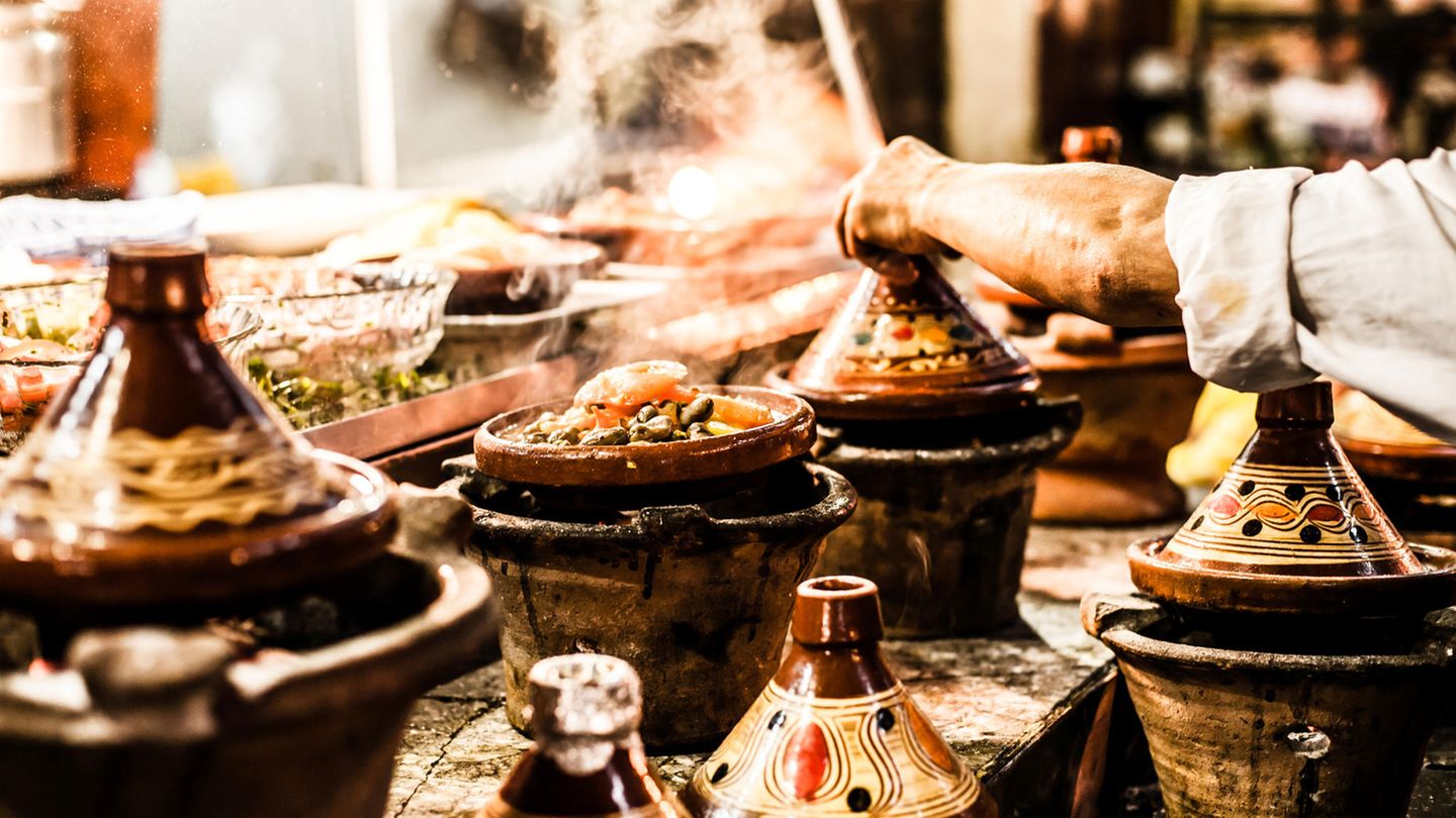 Tajine  Unwiderstehliches Aroma aus Marokko. Eine Lamm-Tajine beispielsweise ist ein Eintopf voll von orientalischen Aromen. Meist wird es aus Lammfleisch, Rosinen, Mandeln und Gewürzen über Couscous zubereitet.
