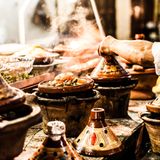 Tajine  Unwiderstehliches Aroma aus Marokko. Eine Lamm-Tajine beispielsweise ist ein Eintopf voll von orientalischen Aromen. Meist wird es aus Lammfleisch, Rosinen, Mandeln und Gewürzen über Couscous zubereitet.