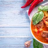Gulasch  Der ungarische Fleischeintopf wird im Original eigentlich Pörkölt genannt. Gulasch hingegen ist die Suppe. Beide sind herzhafte Gerichte mit Rindfleisch, Zwiebeln, Paprika, Tomaten und Kartoffeln. 