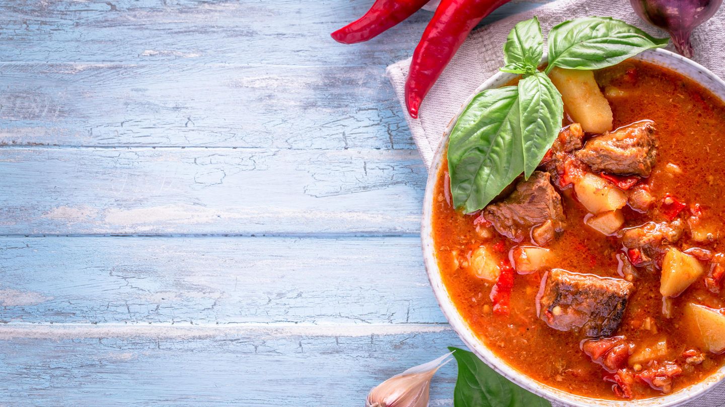 Gulasch  Der ungarische Fleischeintopf wird im Original eigentlich Pörkölt genannt. Gulasch hingegen ist die Suppe. Beide sind herzhafte Gerichte mit Rindfleisch, Zwiebeln, Paprika, Tomaten und Kartoffeln. 