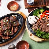 Bulgogi  Koreanisches Essen an sich sollte man sich nicht entgehen lassen. Bulgogi ist feinstes Rindfleisch in einer Marinade aus Sojasauce, Sesamöl, Knoblauch, Zwiebeln, Ingwer, Zucker und geriebener Birne. 