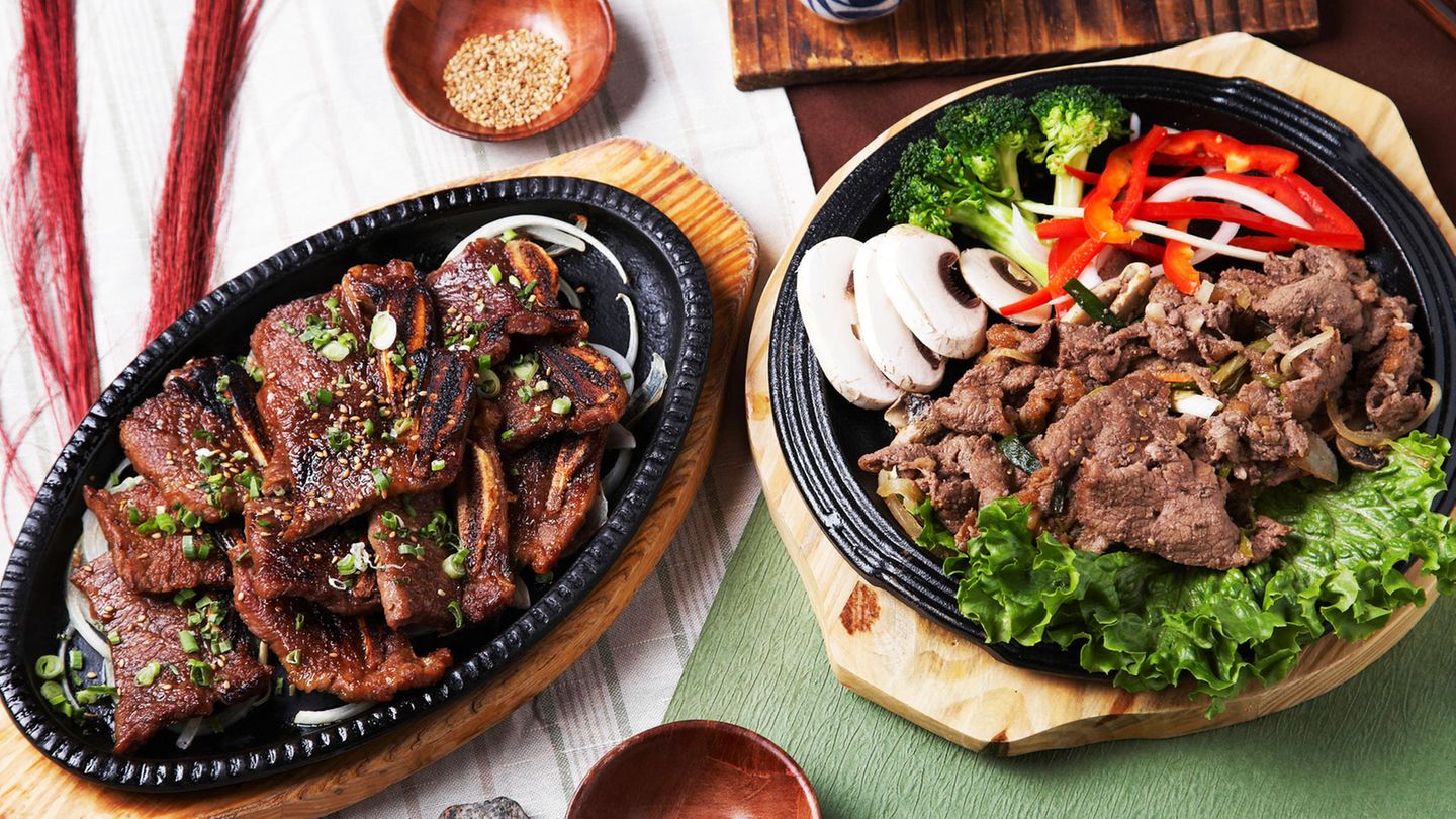 Bulgogi  Koreanisches Essen an sich sollte man sich nicht entgehen lassen. Bulgogi ist feinstes Rindfleisch in einer Marinade aus Sojasauce, Sesamöl, Knoblauch, Zwiebeln, Ingwer, Zucker und geriebener Birne. 
