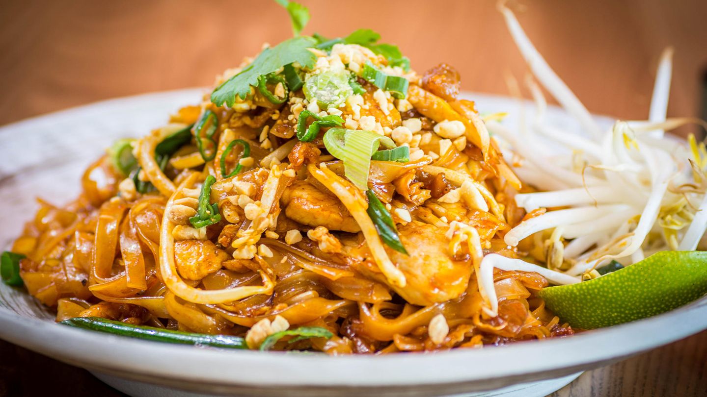 Pad Thai  In Thailand gibt es diese schnelle Nudelgericht an jeder Straßenecke: die gebratenen Nudeln werden mit Eiern, Sojasprossen, Erdnüssen und Hühnchen oder Shrimp gegessen. Ein empfehlenswertes Restaurant ist das Thip Sumai in Bangkok.