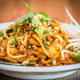 Pad Thai  In Thailand gibt es diese schnelle Nudelgericht an jeder Straßenecke: die gebratenen Nudeln werden mit Eiern, Sojasprossen, Erdnüssen und Hühnchen oder Shrimp gegessen. Ein empfehlenswertes Restaurant ist das Thip Sumai in Bangkok.