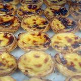 Pasteis de Nata  Dieses Blätterteigtörtchen ist mit Pudding gefüllt. Am besten schmeckt es mit einem Galaõ, einem portugiesischem Milchkaffee.
