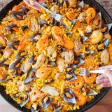 Paella  Ein Klassiker aus Valencia: Paella ist ein spanisches Reisgericht aus der Pfanne, einer Paellera