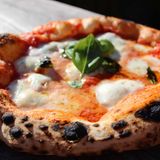 Pizza  Seit 1906 serviert die L'Antica PIzzeria da Michele in Neapel, Italien traditionell zwei verschiedne Pizze: PIzza marinara und Pizza margherita. Ein Muss auf der Essensliste! 