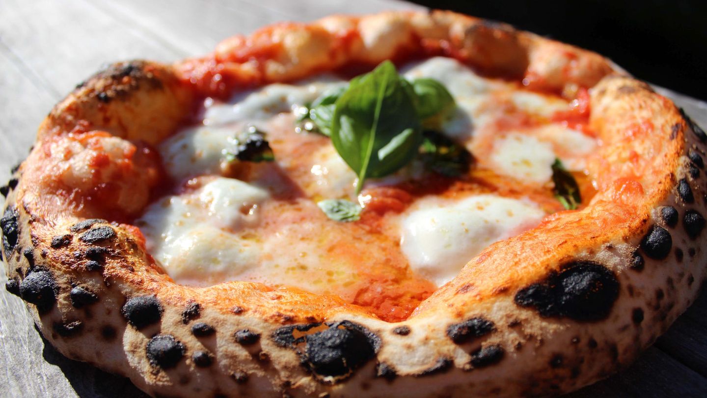 Pizza  Seit 1906 serviert die L'Antica PIzzeria da Michele in Neapel, Italien traditionell zwei verschiedne Pizze: PIzza marinara und Pizza margherita. Ein Muss auf der Essensliste! 