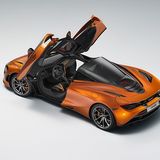 Die Flügeltüren reichen weit in das Dach hinein