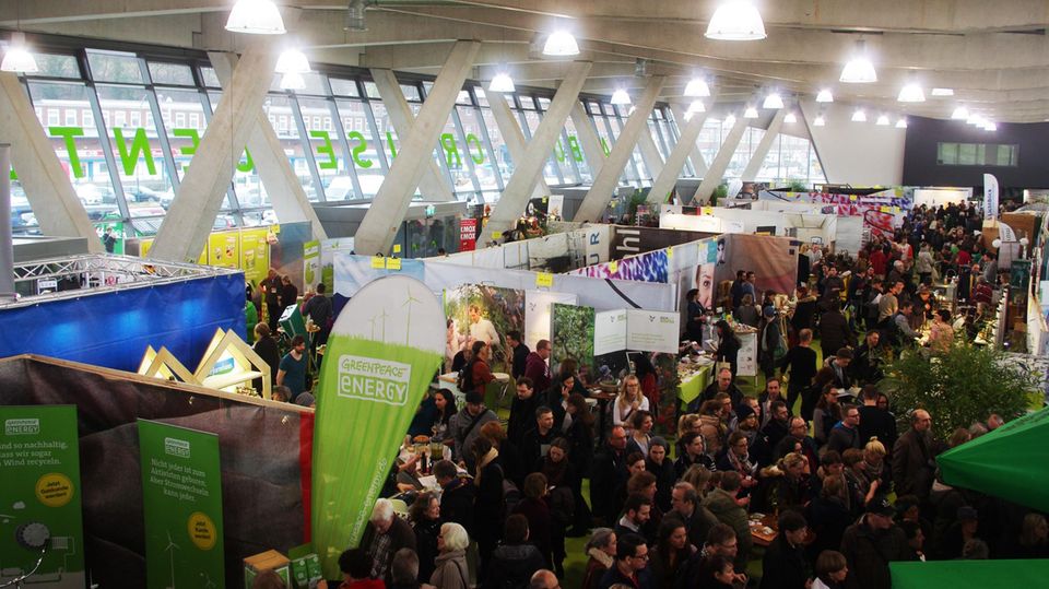 Heldenmarkt: Eine Messe für nachhaltigen Konsum Besucher tummeln sich an den Ständen der Heldenmarkt-Messe.