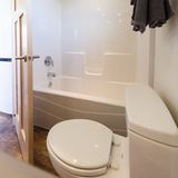 Das moderne Bad verfügt sogar über eine Badewanne.