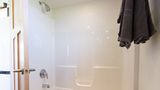 Das moderne Bad verfügt sogar über eine Badewanne.
