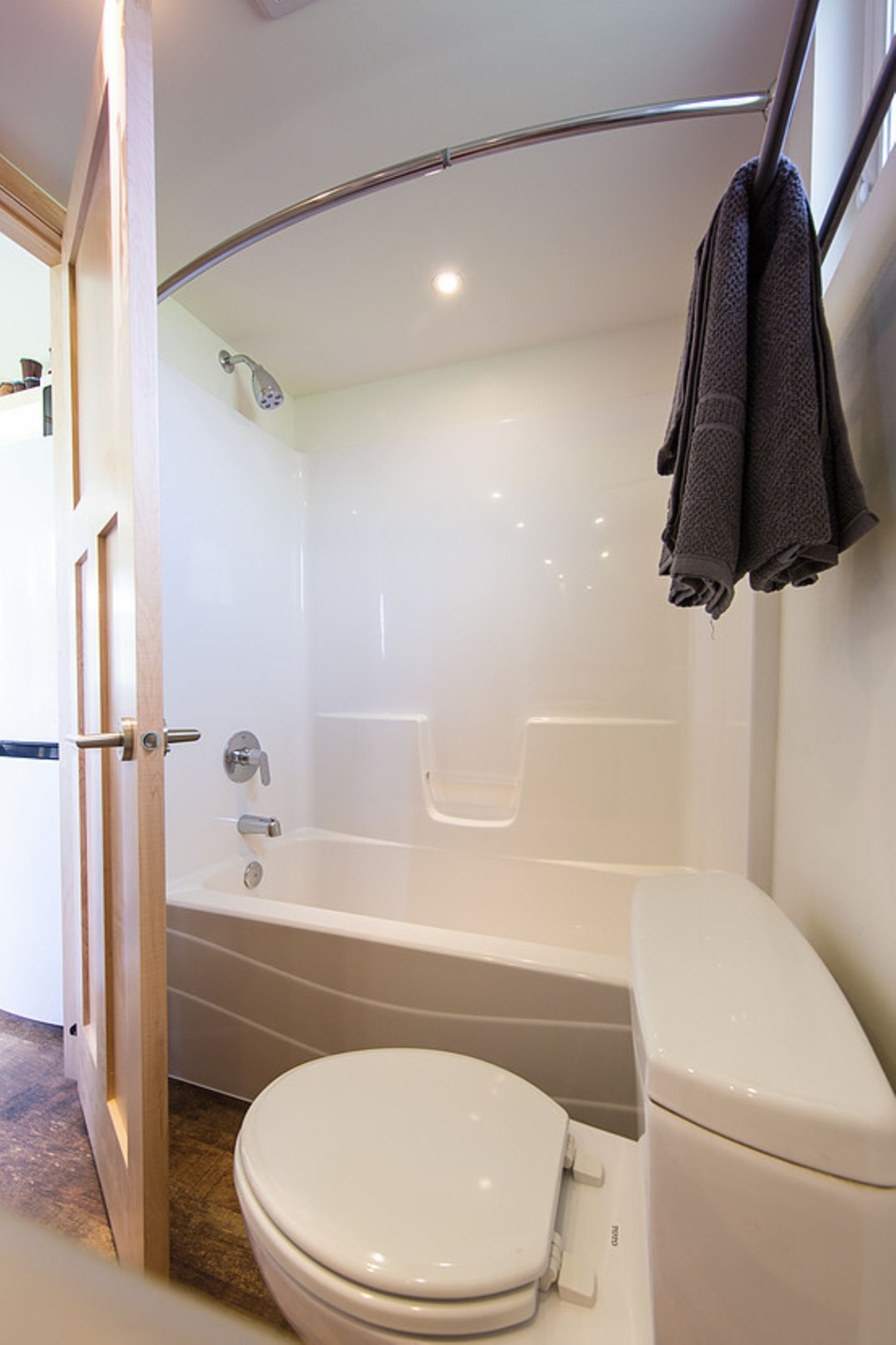 Das moderne Bad verfügt sogar über eine Badewanne.