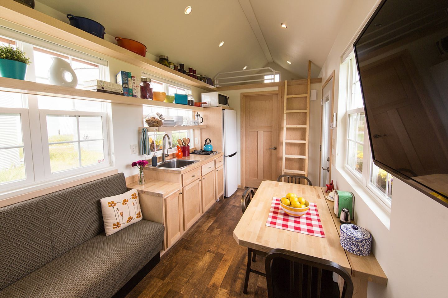 Ein lichtdurchflutetes Wohn- und Esszimmer zum Wohlfühlen. Auch dieses Tiny House kostet um die 75.000 US-Dollar.