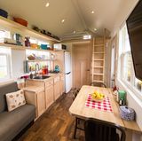 Ein lichtdurchflutetes Wohn- und Esszimmer zum Wohlfühlen. Auch dieses Tiny House kostet um die 75.000 US-Dollar.