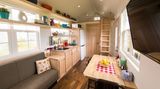 Ein lichtdurchflutetes Wohn- und Esszimmer zum Wohlfühlen. Auch dieses Tiny House kostet um die 75.000 US-Dollar.