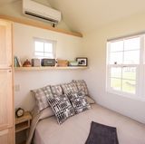 Das Schlafzimmer ist in Erd-Tönen gehalten.