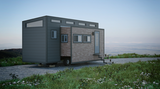 Ein Tiny House steht in idyllischer Kulisse