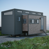 Ein Tiny House steht in idyllischer Kulisse