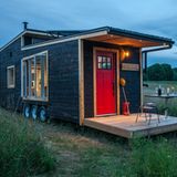Das Tiny House von Greenmoxie hat sogar eine Terrasse.