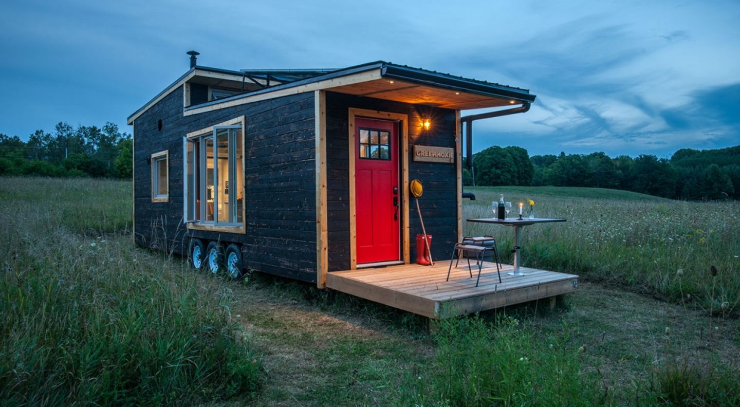 Das Tiny House von Greenmoxie hat sogar eine Terrasse.
