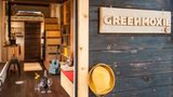 Der Blick ins Tiny House ist vielversprechend. Warme Fraben und viel Holz dominieren.