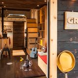 Der Blick ins Tiny House ist vielversprechend. Warme Fraben und viel Holz dominieren.