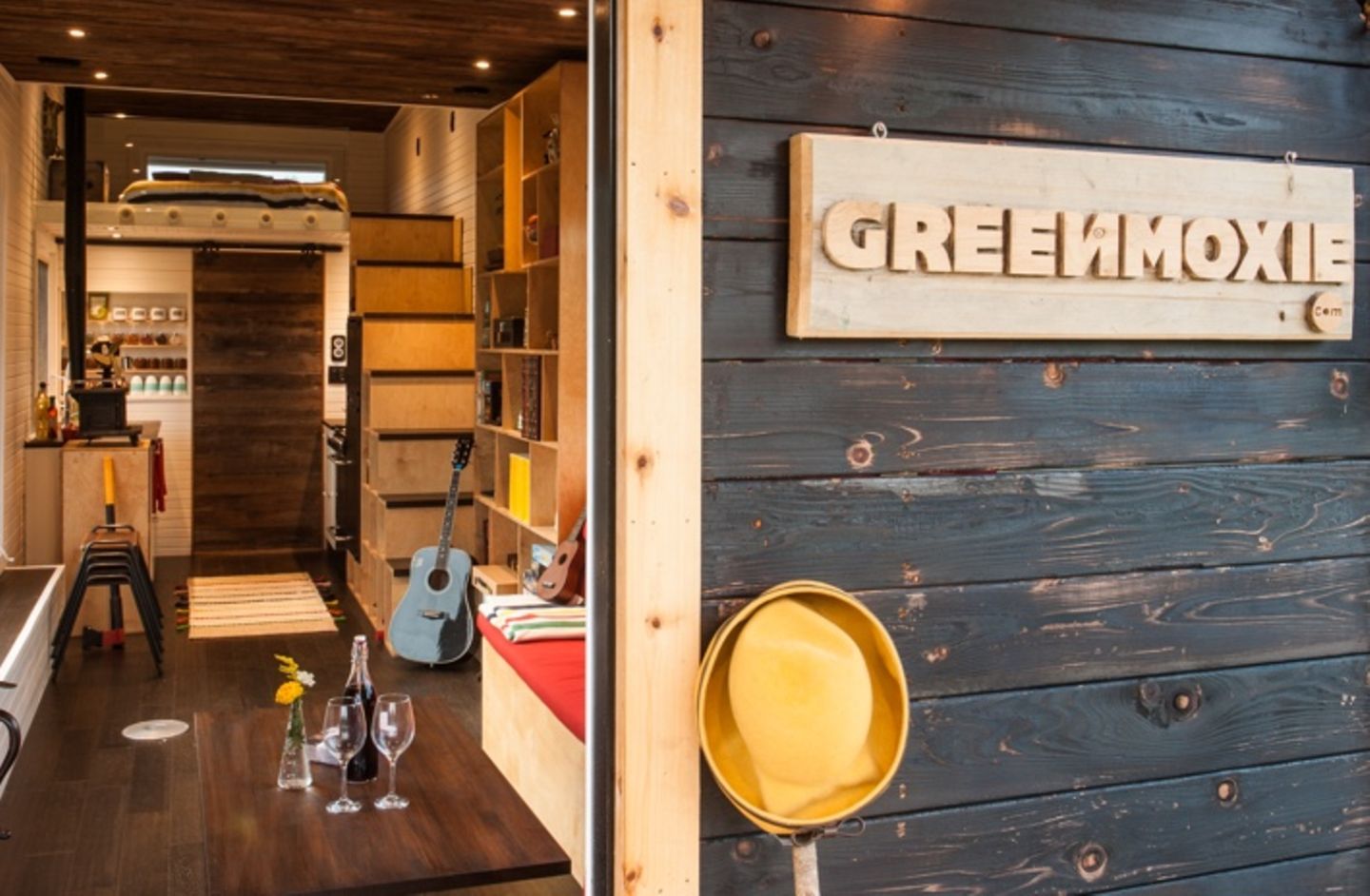 Der Blick ins Tiny House ist vielversprechend. Warme Fraben und viel Holz dominieren.