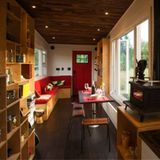 Der Wohnbereich ist hell und gemütlich gestaltet.