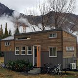 Ein winziges Häuschen mit rustiakler Holzverkleidung.