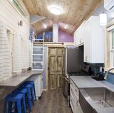 Am anderen Ende der Küche befindet sich das Kidner-Schlafzimmer mit zwei Kabinen.